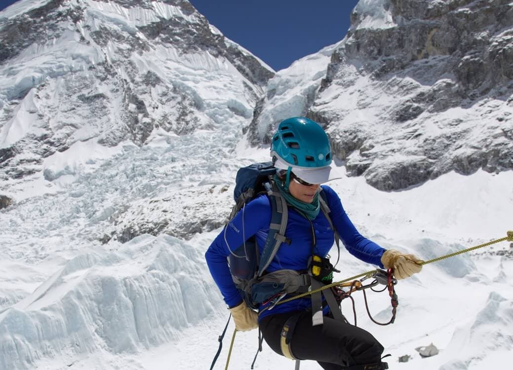 Andrea Cardona climbing