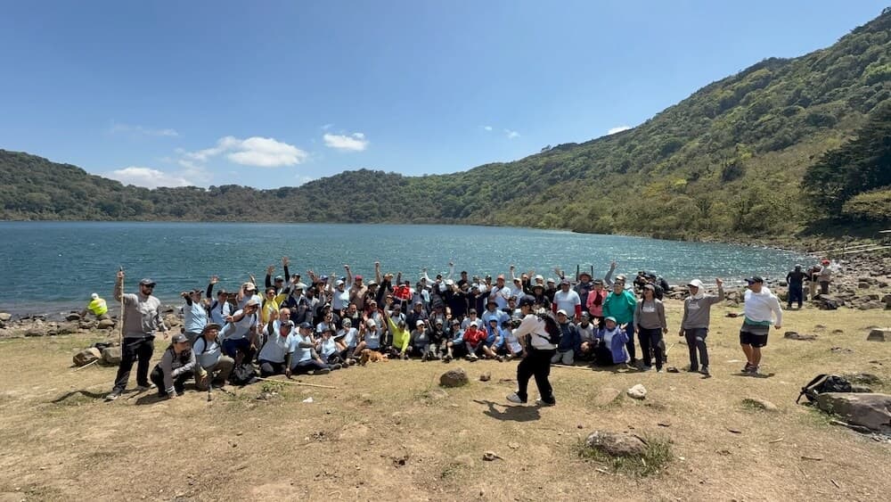 Equipo de una empresa en la cumbre de un volcán con Andrea Cardona