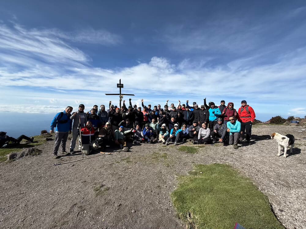 Equipo de una empresa en la cumbre de un volcán con Andrea Cardona